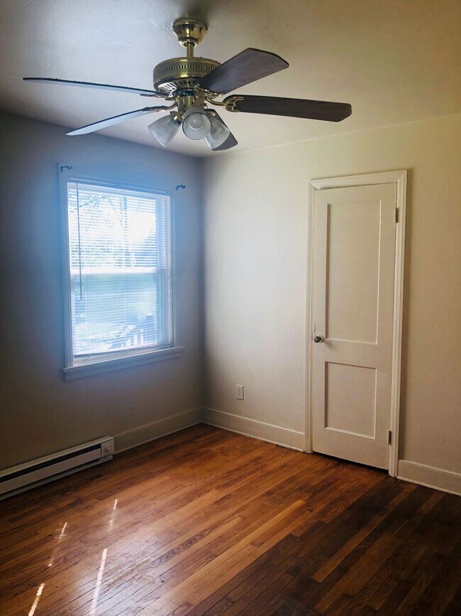 Building Photo - Adorable 3 bdrm/1bath House with Huge Back...