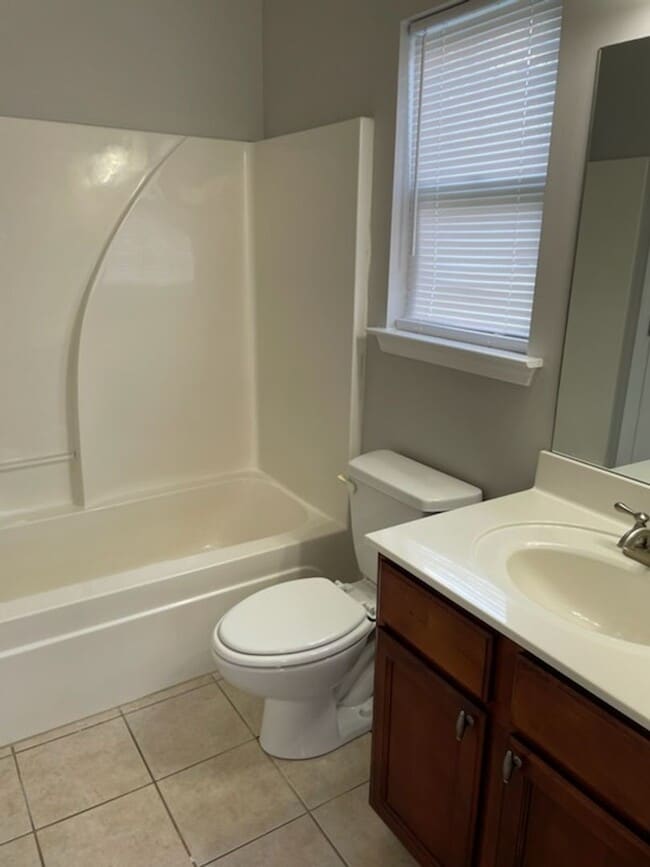 Building Photo - Emmyllie Ct- 130/132