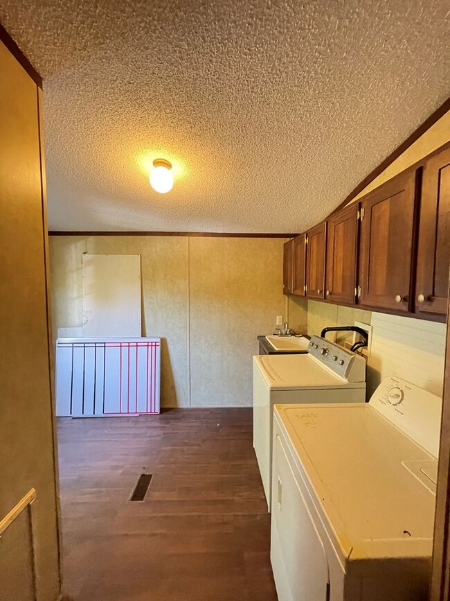 Building Photo - 3 bedroom 2 bath mobile home, LARGE, 1.33 ...