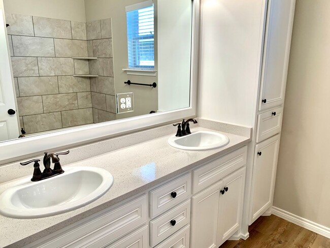 Building Photo - 9609 Hyden Ave