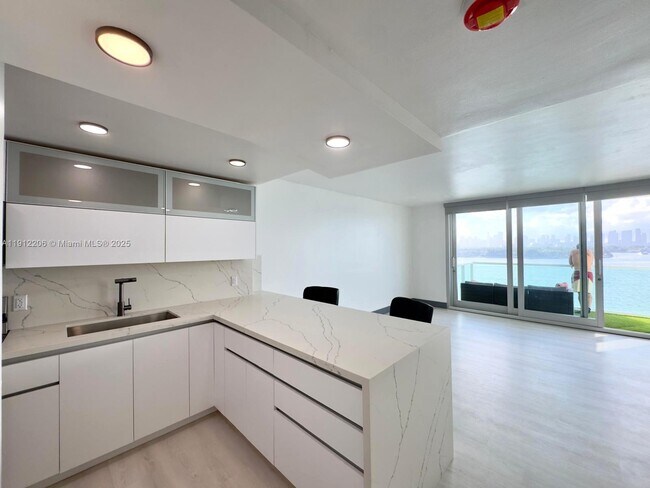 Building Photo - 1000 West Ave