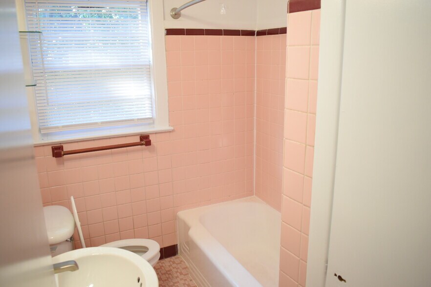 Building Photo - 2103 Pender Ave