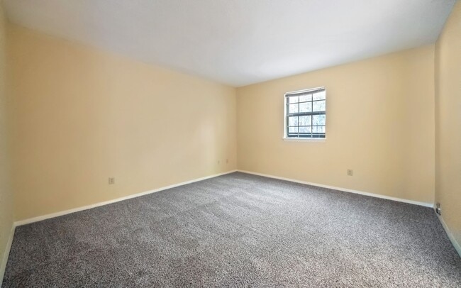 Building Photo - Townhome off Falls of Neuse: Available 6/6