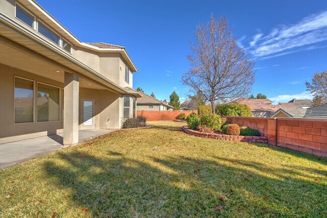 Building Photo - Beautiful St. George Home - Community Pool...
