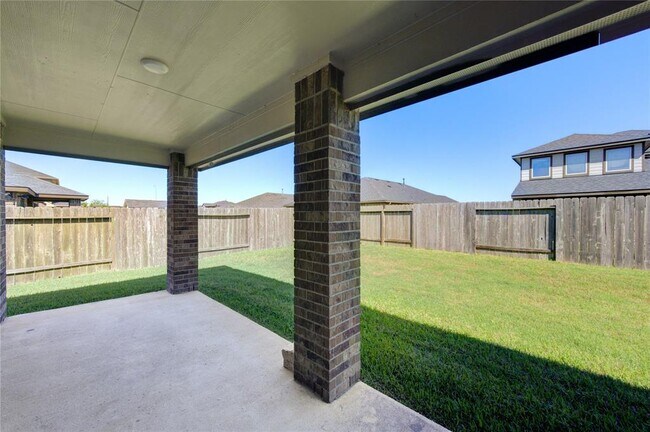 Building Photo - 9011 Hemlock Dr