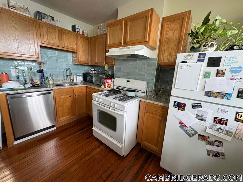 Building Photo - 1056 Cambridge St