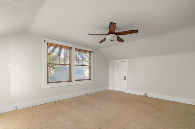 Building Photo - 1234 Beach Dr NE