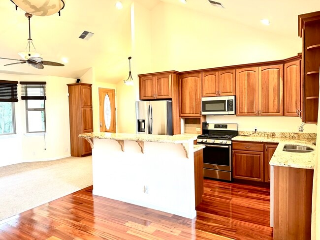 Building Photo - 2262 Kamaile St