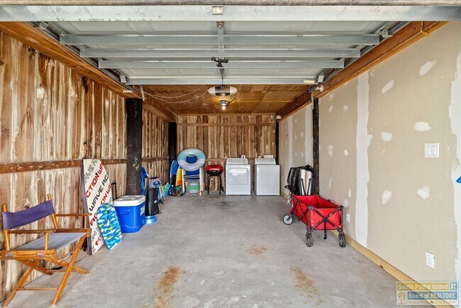 Building Photo - 105 E Marisol Dr