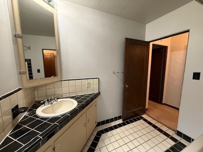 Building Photo - Cliff Dr. Apartment - Spacious with Hardwo...