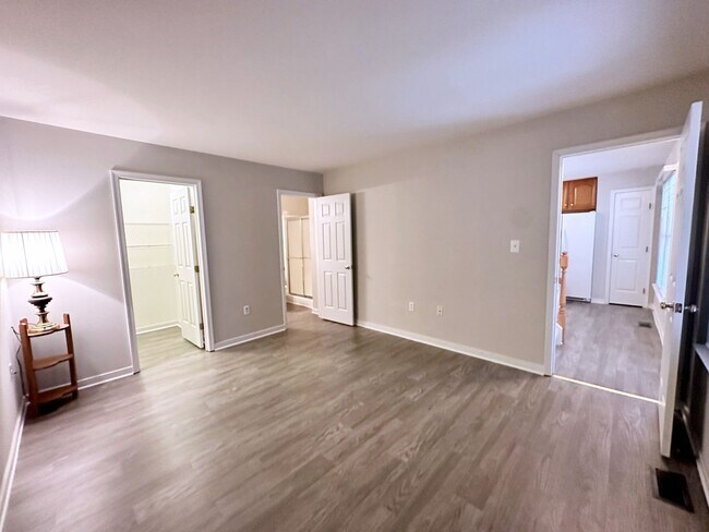 Building Photo - 4 Bedroom Townhouse Near Chesterfield Cour...