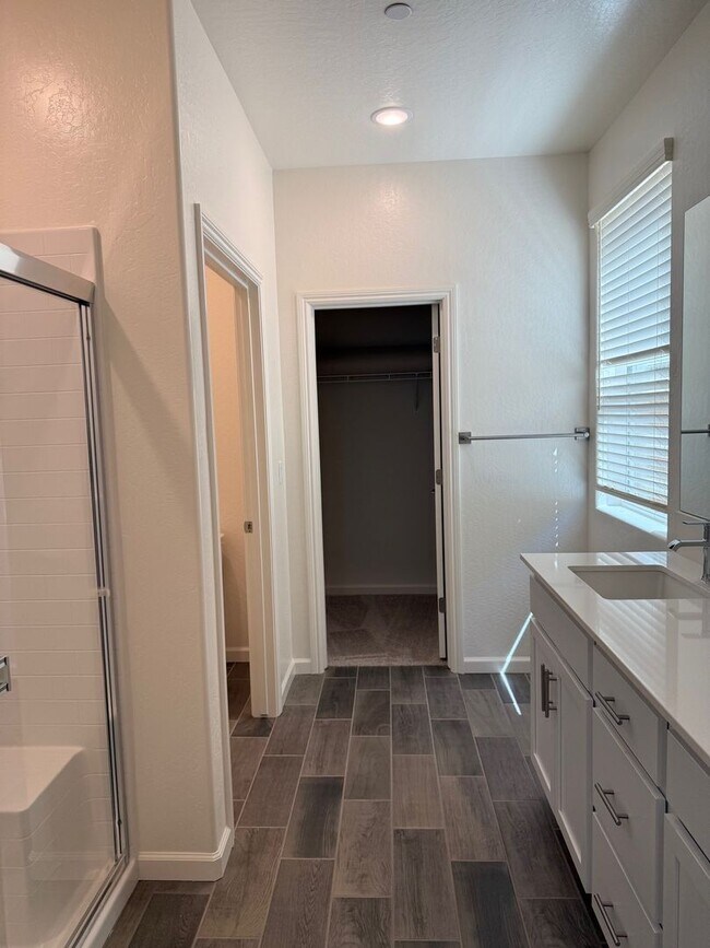 Building Photo - Stunning New Construction Home with Designer Touches!