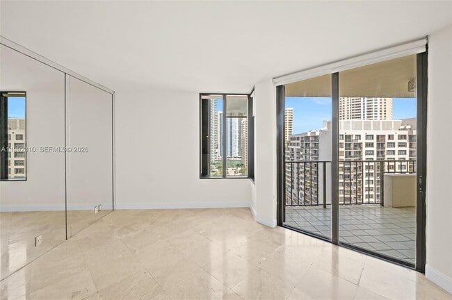 Building Photo - 520 Brickell Key Dr