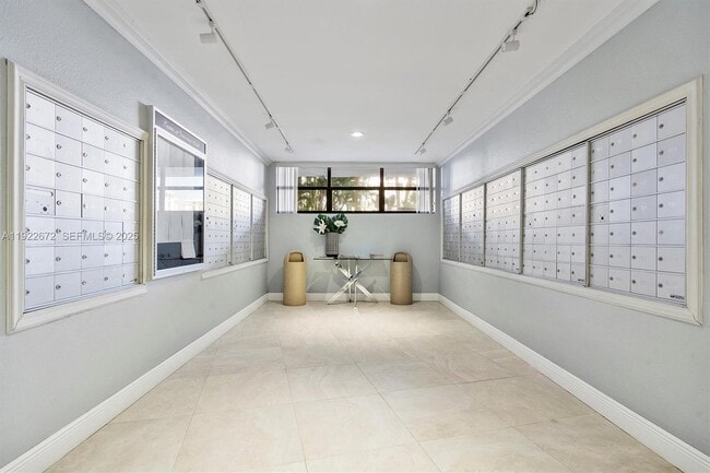 Building Photo - 600 Parkview Dr