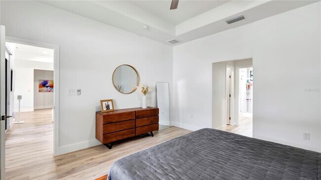 Building Photo - 306 E Clay Ave