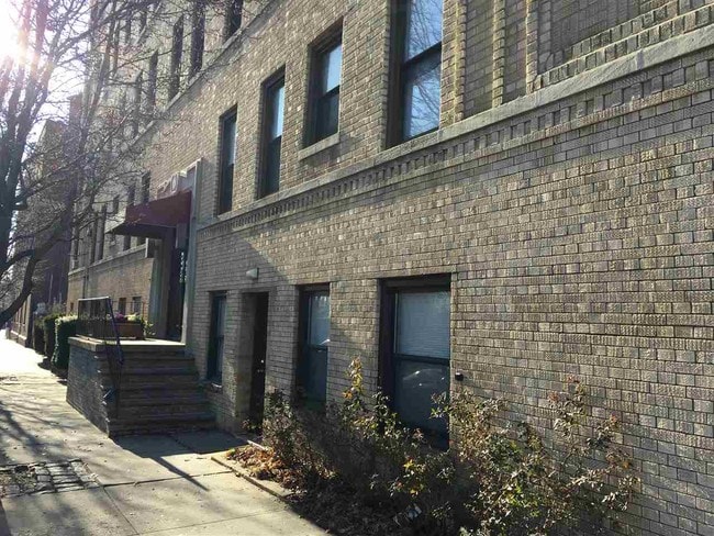 Primary Photo - 787 Summit Ave