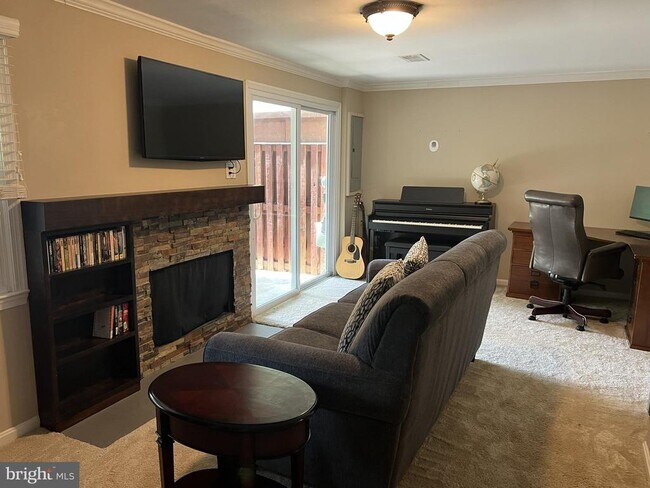 Building Photo - 9015 Piney Grove Dr