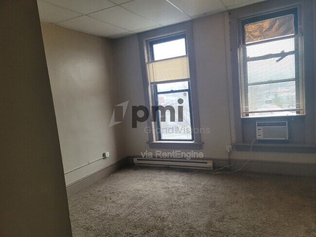 Building Photo - 601 Monroe Ave