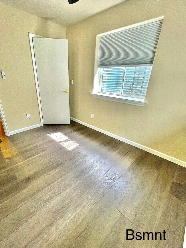 Building Photo - "Charming 3-Bed Duplex with Granite Touch & Finished Basement in Lakewood!"