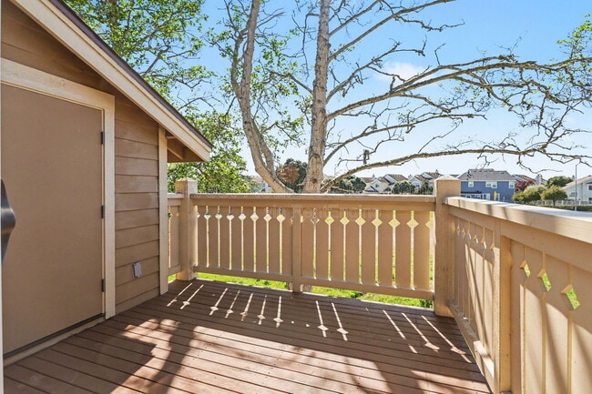 Building Photo - 198 Lakeshore Ct