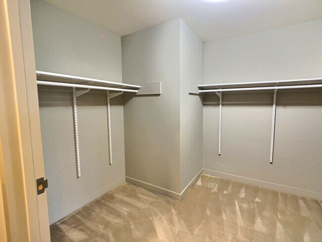 Building Photo - Fantastic 2 Bed/2Bath Penthouse with Panor...