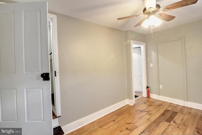 Building Photo - 213 E 6th St