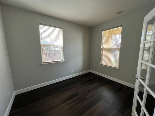 Building Photo - North MERCED: $2200  4 bedroom (4th is a b...