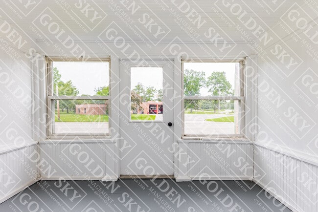 Building Photo - 811 E Memorial Dr