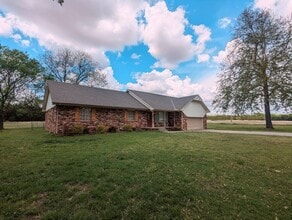 Building Photo - Quiet Country Living with Space, Privacy & Modern Comforts