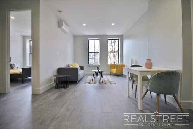 Building Photo - Giant 1 BED in Bushwick!