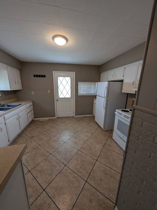 Building Photo - Cute 2 bedroom with detach garage and base...