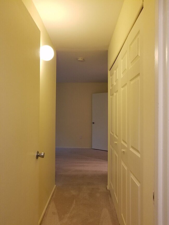 Building Photo - Extremely Well Maintained Second Level Condo ready for you to call home!