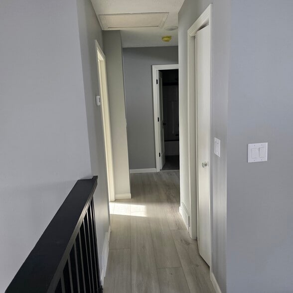 Hallway to 2 bedrooms - 3823 Leeside Ln