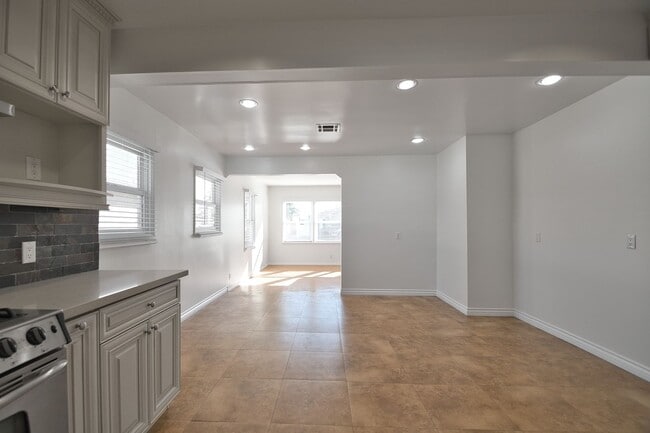 Building Photo - 2 Bed 2 Bath Home For Lease