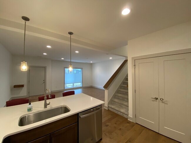 Building Photo - Beautiful Townhome for Rent
