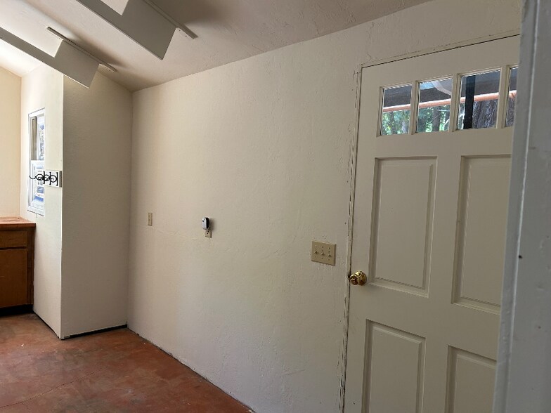 Building Photo - 131 Redwood Way
