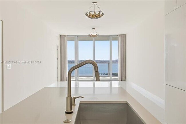 Building Photo - 700 NE 24th St