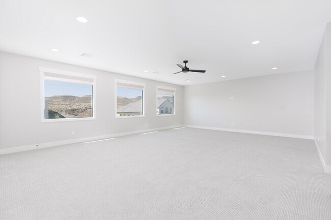 Building Photo - Gorgeous 5 bed | 3.5 bath |  Custom Home with RV Garage in Tonaquint!