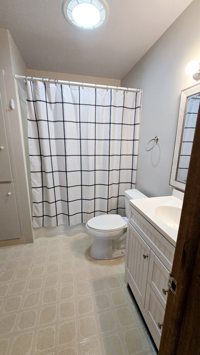 Bathroom - 2902 Raspberry St