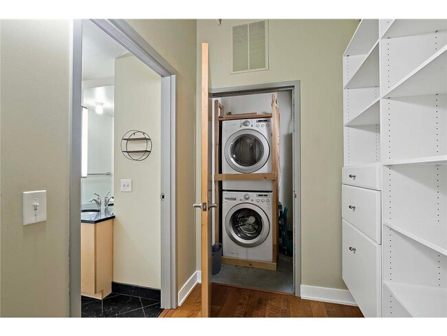 Building Photo - 2929 Chicago Ave