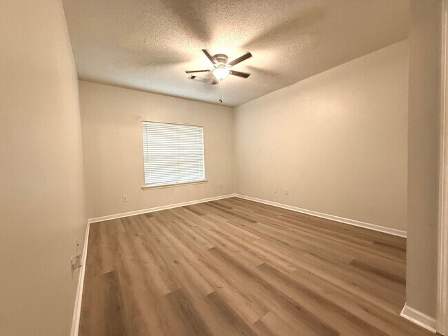 Building Photo - Renovated  3 Bed 3.5 Bath Town Home
