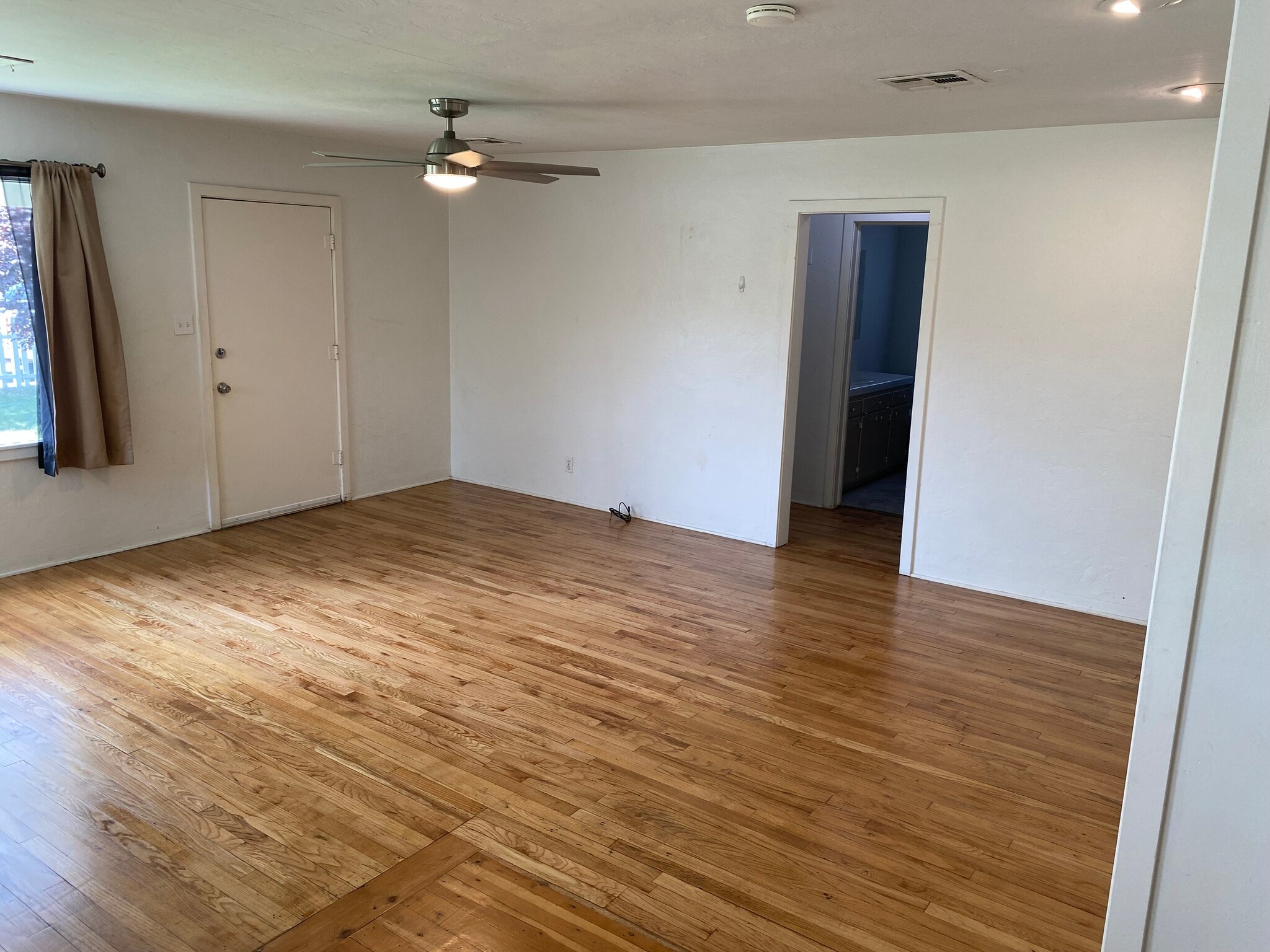Building Photo - 620 E Tulare Ave