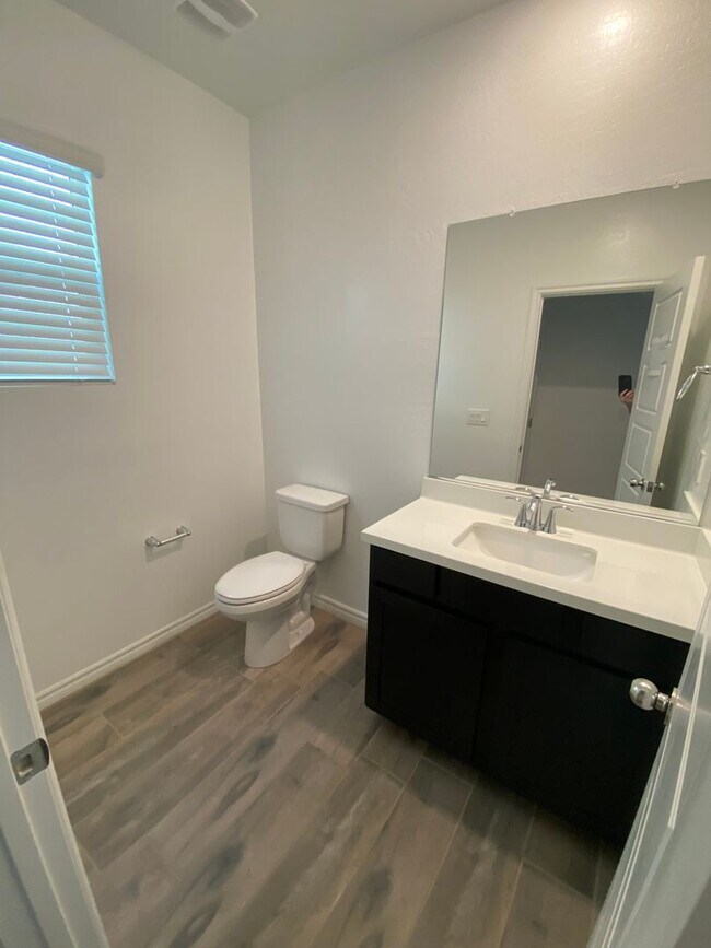 Building Photo - Beautiful 4 bed/3.5 bath home located in N...