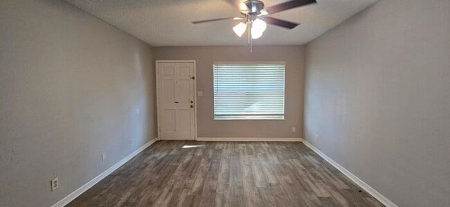 Building Photo - Available Now! Updated, Downstairs 2 Bedroom 1 Bath Apartment!