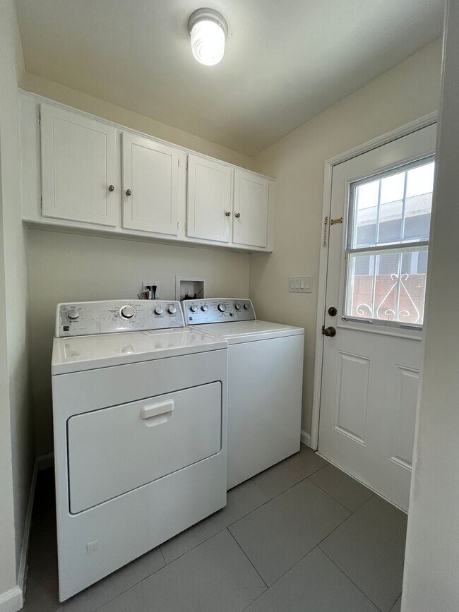 Building Photo - AVAILABLE NOW! Encino home w/all appliance...