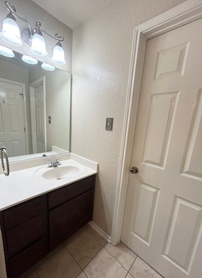 Building Photo - 4 Bedroom / 3.5 Bathroom beautiful house f...