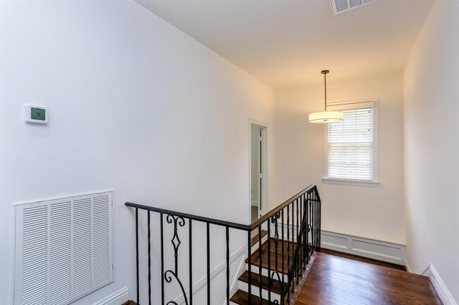 Building Photo - 3125 Wroxton Rd