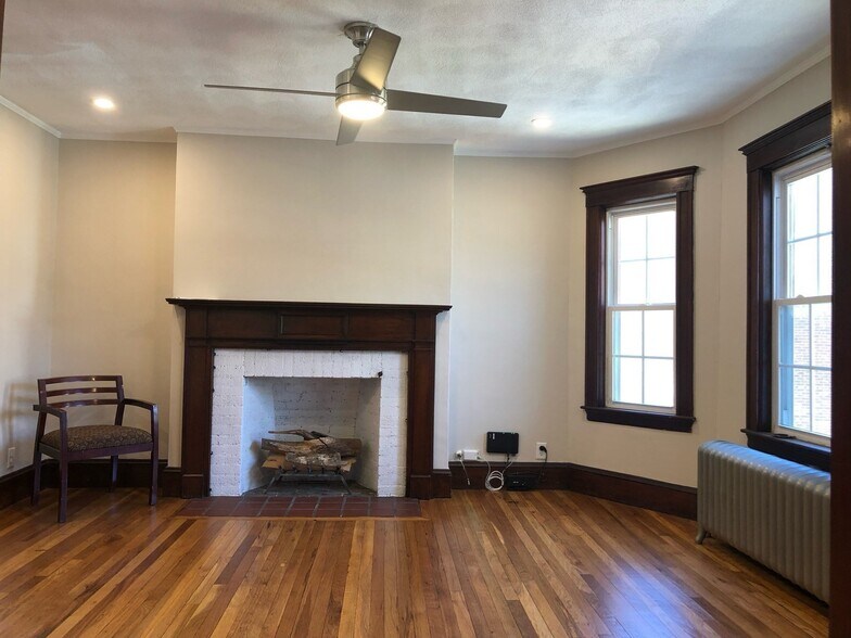 Building Photo - 124 Bynner St