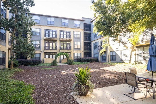 Building Photo - 2bd/2Ba Midtown Condo Perfect for Roommates w/ Pool and Gym!