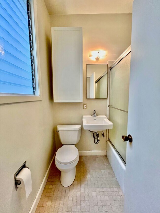 Building Photo - Prime Cow Hollow Location with Parking, Pr...